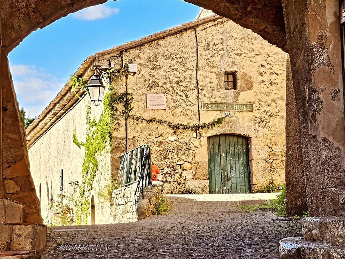 Au Coeur Du Village Provencal 图尔图尔